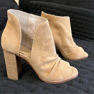 New With Box 42 Gold open toe color sand size 6